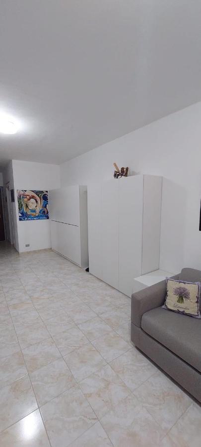 Latte Ampio Monolocale Con Terrazzo - A 2 Passi Dal Mare 아파트 외부 사진